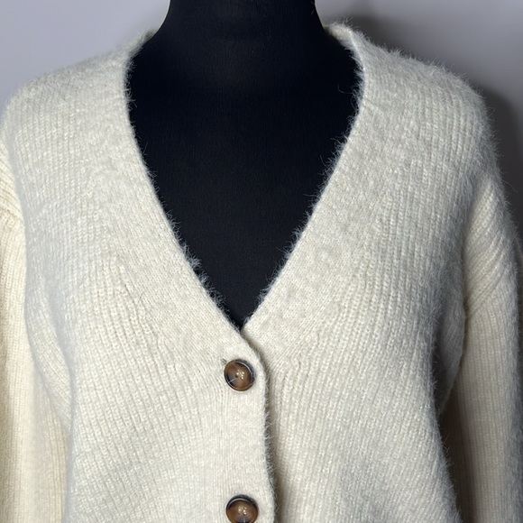 4SI3NNA Kelsey Women’s Cream Fuzzy Button Front Cardigan Size SEE MEASUREMENTS - Picture 4 of 9